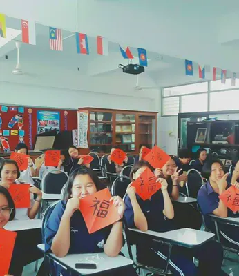 Students engaging in team activities and collaborative Chinese language practice at RPL School